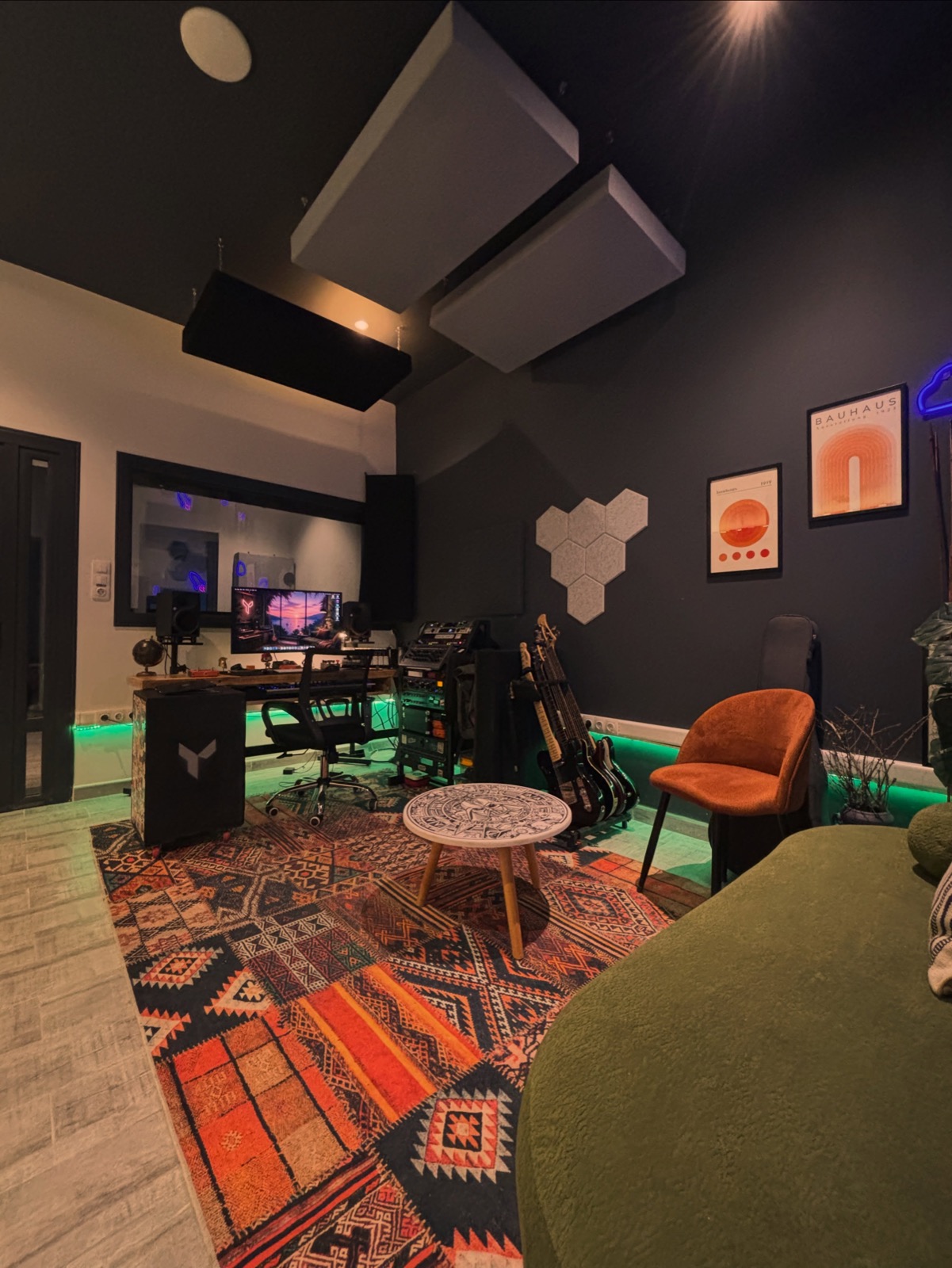Régie principale Yugurten Studio, monitoring panoramique et éclairage tungstène